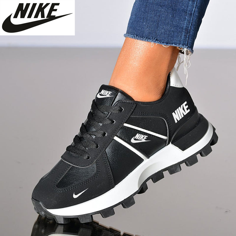 Az új NIKE® sportcipők kényelmesek, lélegzőek, csúszásmentesek és kopásállóak.