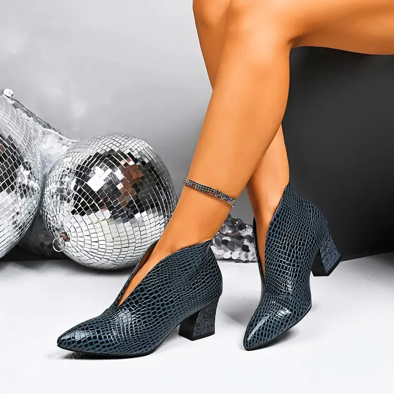 Elegáns, szexi női bokacsizma V-nyakkivágással
