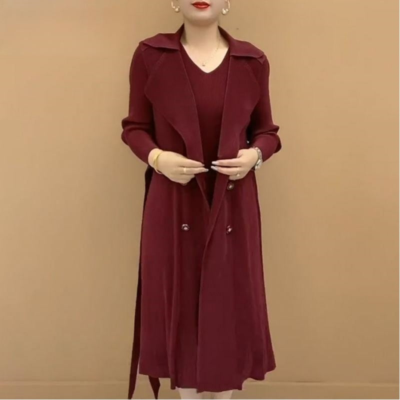 A ruha elegáns redőzött gallérja, amely egy kétrészes felöltőt imitál