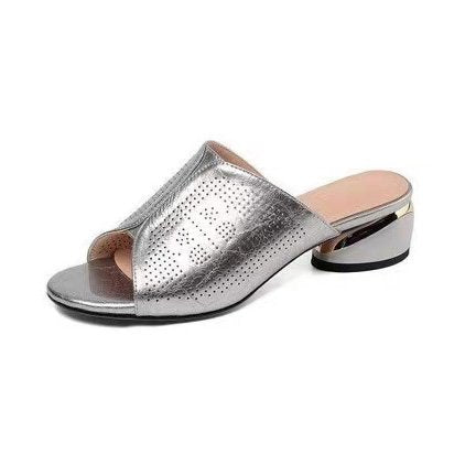 (Kedvező áron eladó) Valódi puha bőr középsarkú szandál